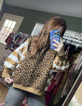 Load image into Gallery viewer, Leopard 🐆 Stripped Mixed Top